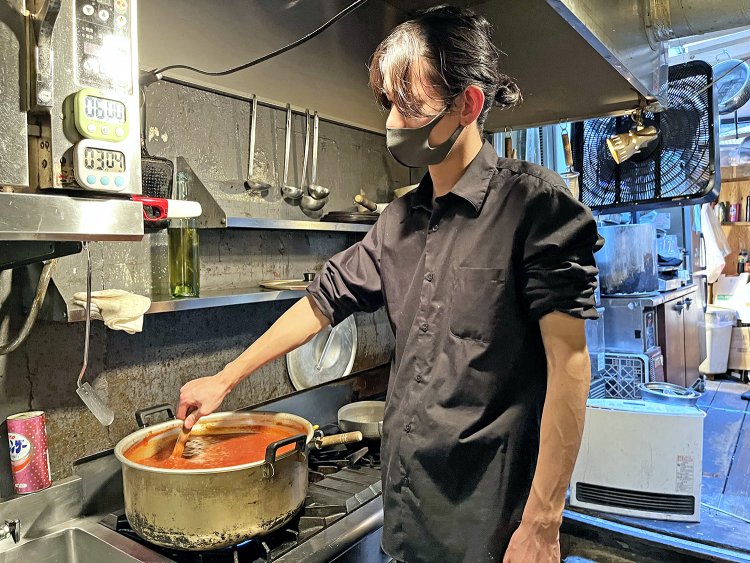 コトコト煮込むのがポイント。鍋の底が焦げ付かないようこまめにかき混ぜる。