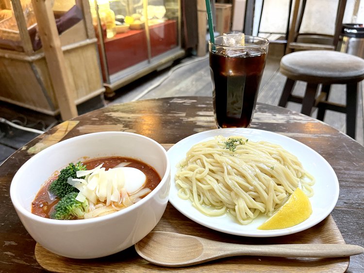 看板メニューのつけナポリタン。平日は1300円でワンドリンク付き。