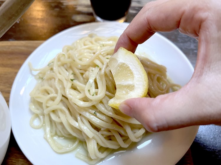 レモンをかけるとさわやかな風味と酸味が増してあっさり食べられる。