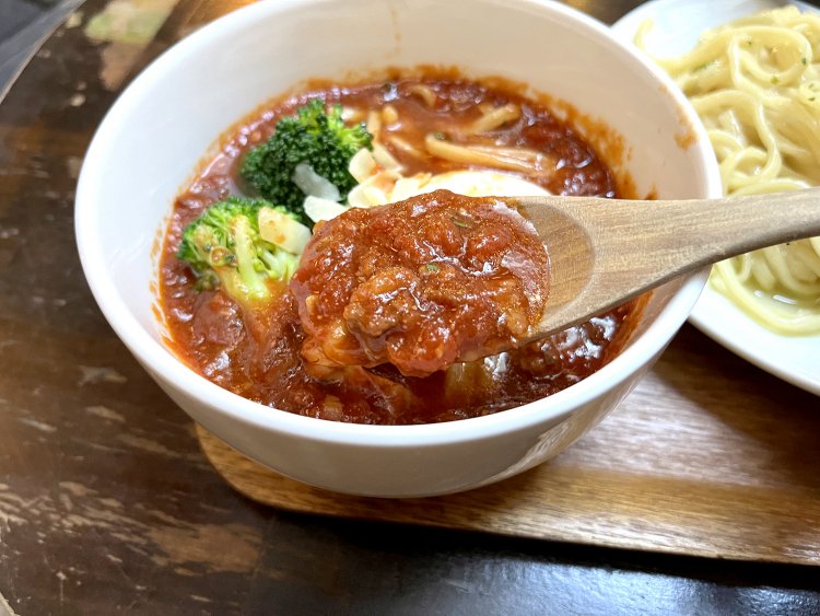 具がゴロゴロ。スプーンですくいながら麺と一緒に食べよう。