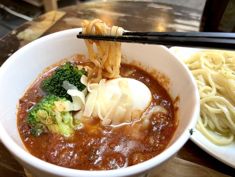 ソースをたっぷり麺に絡ませていただきまーす！