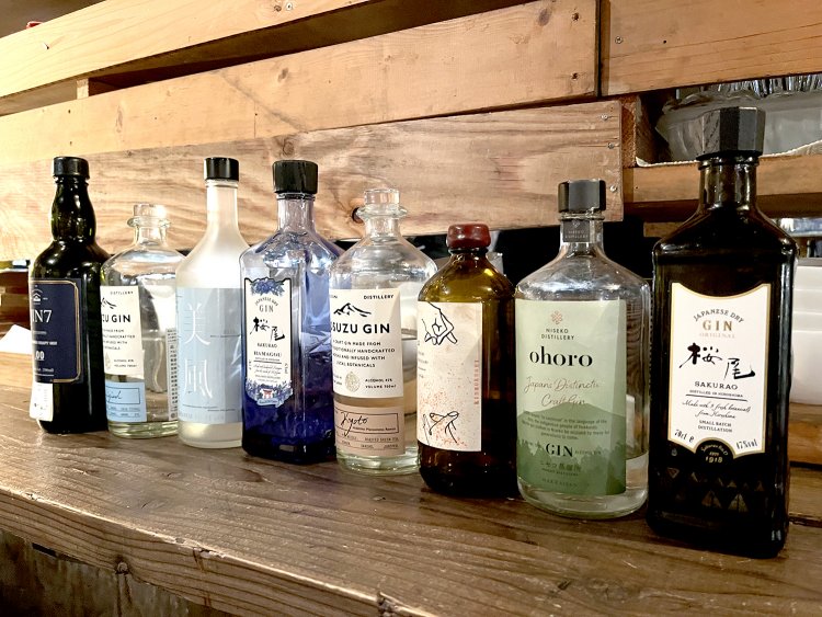 ジャパニーズジンが豊富に揃う。カウンターでグラスを傾けるのもいい。
