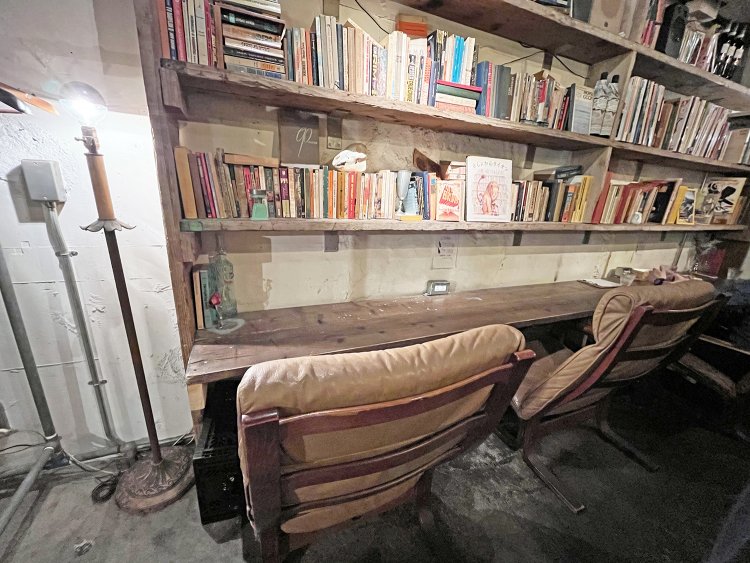 洋書が並ぶソファ席でゆったりくつろげる。