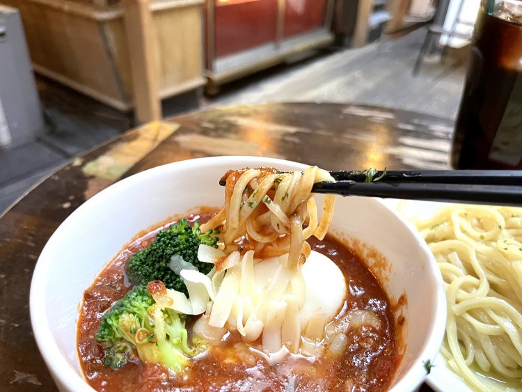 看板メニューのつけナポリタン。ソースをたっぷり麺に絡ませよう。
