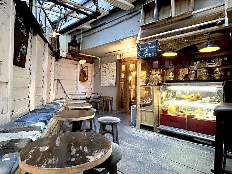 DIYが得意なオーナーを筆頭に、スタッフで手作りしたというテラスは解放感たっぷり。デニムのクッションも個性的。