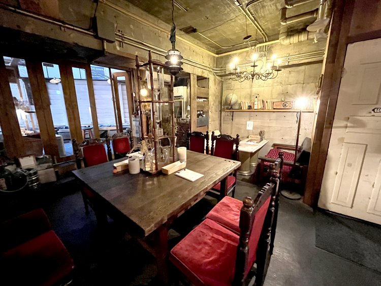 店内はシャンデリアや椅子やテーブルなどアンティークで揃えられている。