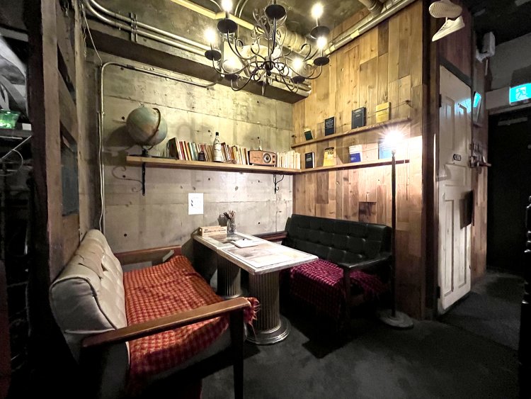 ゆっくりくつろげるソファ席。洋書も手にとって読んでもいいそうだ。