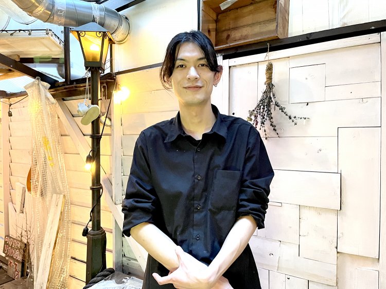 クールな眼差しと静かな微笑みがステキなスタッフの小山さん。おすすめのトッピングはガーリックと唐辛子だそう。