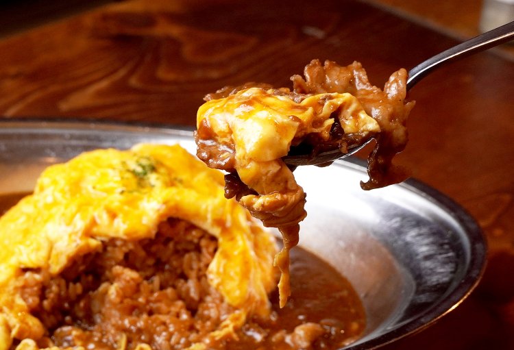 ソースには肉がたっぷり。大きめなので、スプーンからはみ出している。