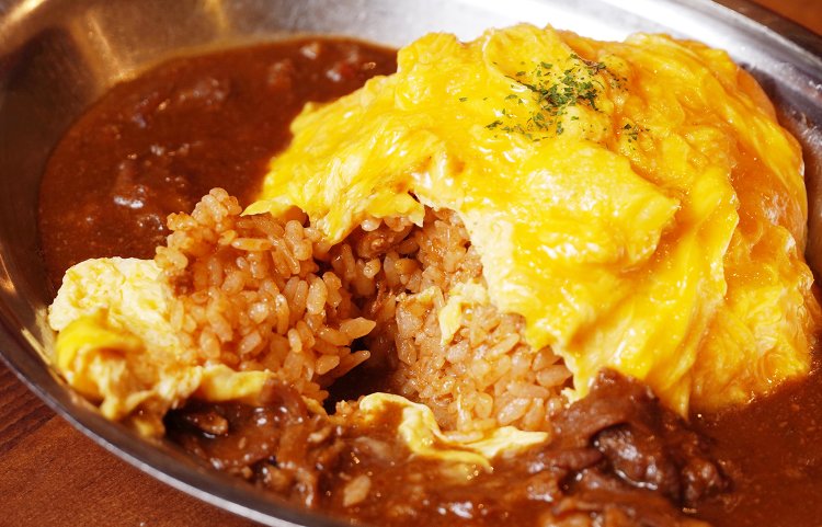 鶏肉、ケチャップ、ペーストのタマネギ、トマトペーストなどの入ったチキンライス。