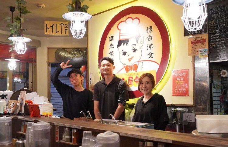 仕込み中も楽しそうで仲のよさが伝わる。左が武藤さん。