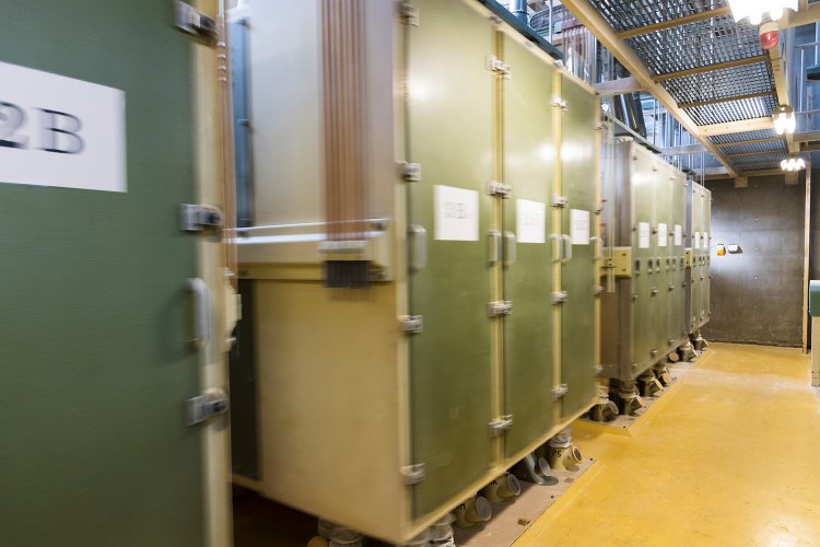 大きな箱型のシフター。粉砕、分割された粉が高速振動でふるいにかけられる。