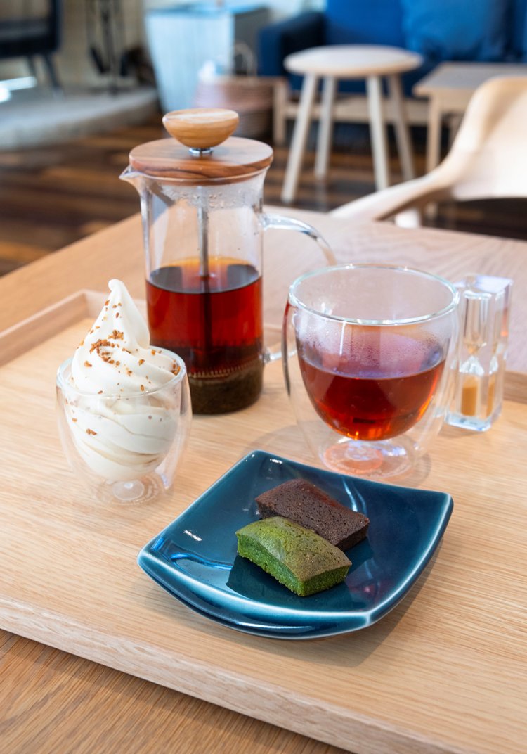 つゆバニラソフトと「こ、ふぃなんしぇ」2種付きのひとくち3種セット250円、埼玉和紅茶440円。