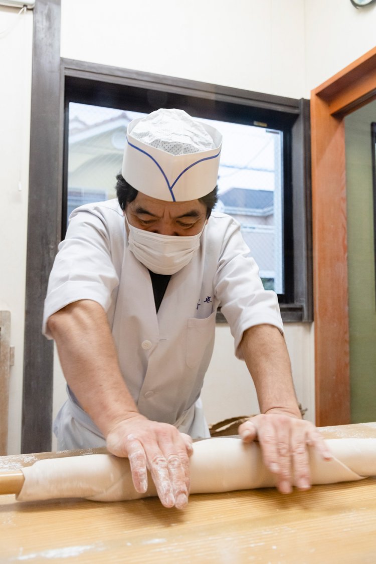 朝と夕方にうどんを打つ2代目の金子達也さん。