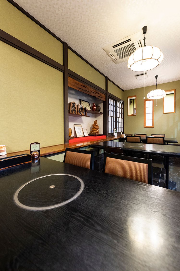 1階テーブル席。席数は1・2階で約150席。