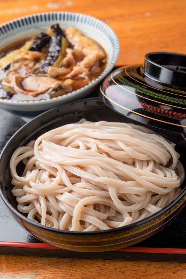茄子と豚肉のつけ汁うどん980円。