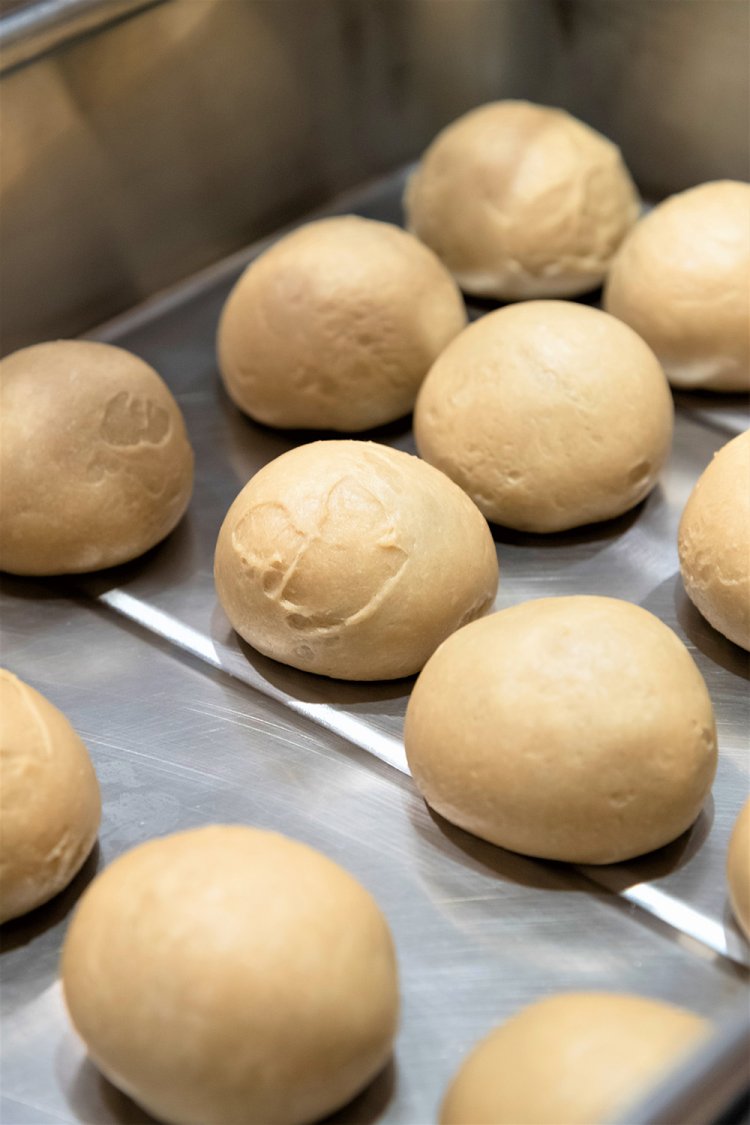 丸めて寝かせたパスタ生地。