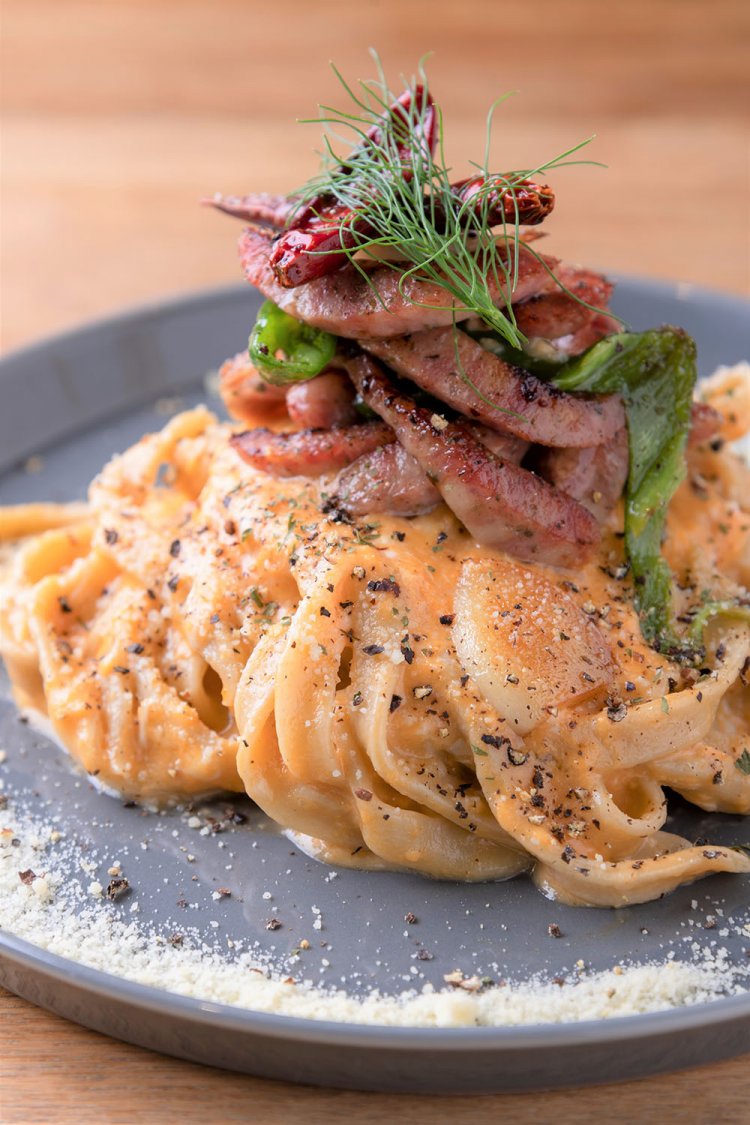 濃厚でピリ辛な、ペペさい玉1180円。