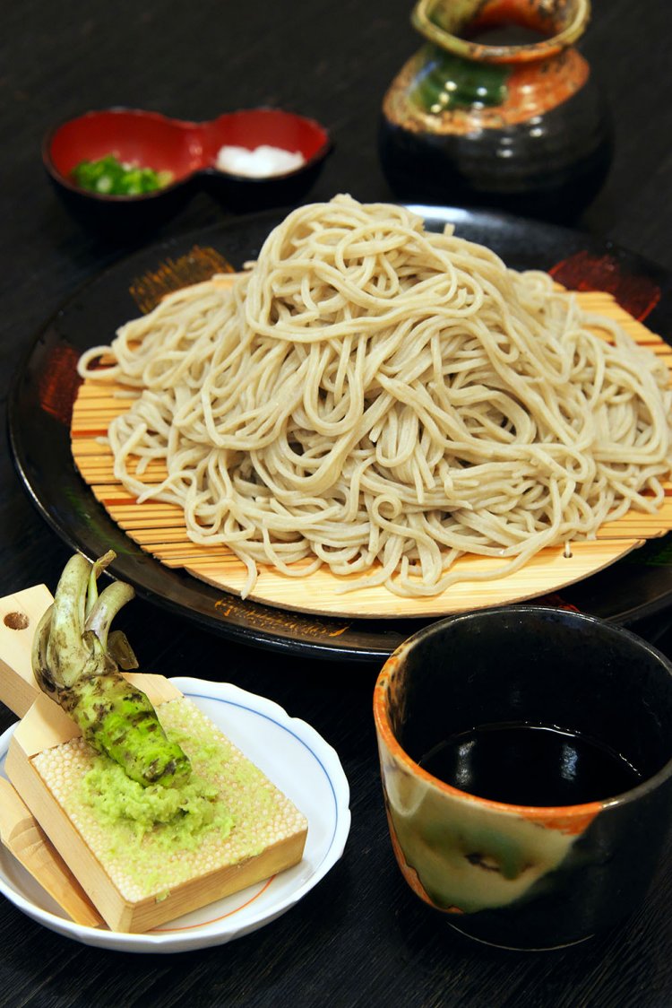 せいろそば900円（写真は大盛1200円）。小さめのワサビを客みずから鮫おろしでする。「最初はそばだけ、次にそばにワサビをのせて味わって」と英雄さん。