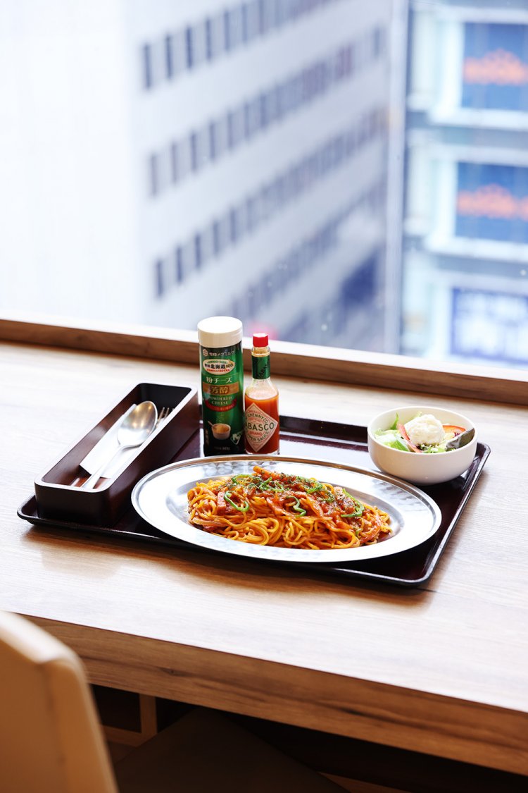 ナポリタン（サラダ付き）1320円は銀の皿に。