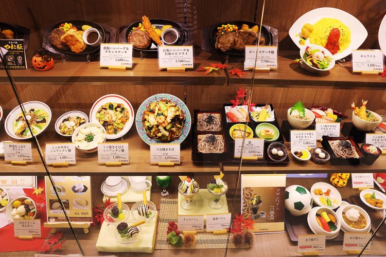 和洋中メニューが並ぶ豪華ショーウィンドウ。