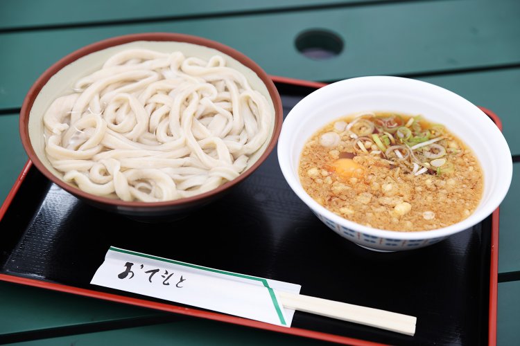 ボリューム満点のつけうどん550円は一番人気。