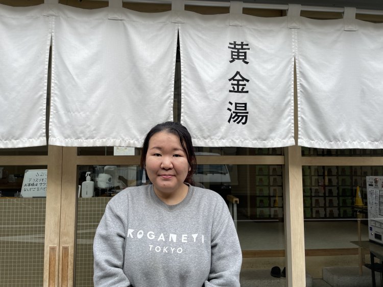 店主の新保朋子さん。お話しからも銭湯とサウナを愛していることが伝わってきた。