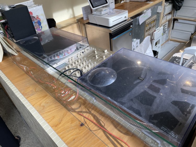 DJブースで流れる音楽はサウナ室にも流れる。