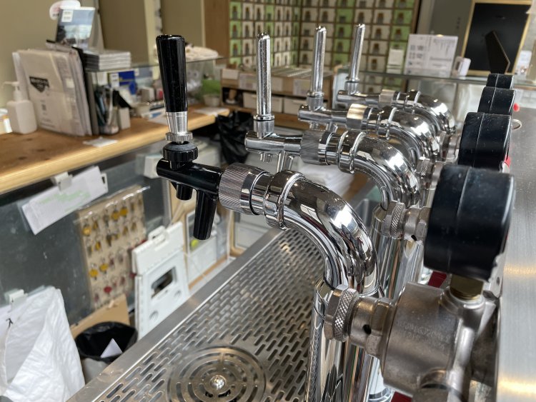 湯上りに、こだわりのクラフトビールを飲めるのも『黄金湯』の魅力。