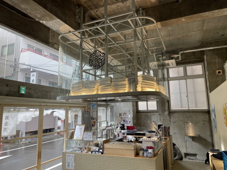 シンボルの大提灯とフロント。無機質なのに落ち着く不思議な空間が広がる。