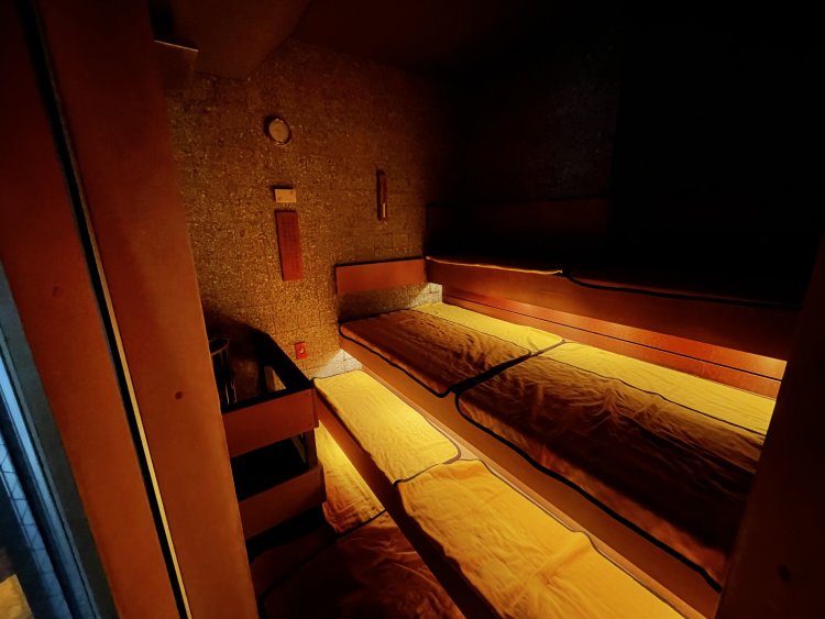 町の銭湯としては大型のサウナで12人収容可能だが、土日は待ちが発生することもあるほど人気。