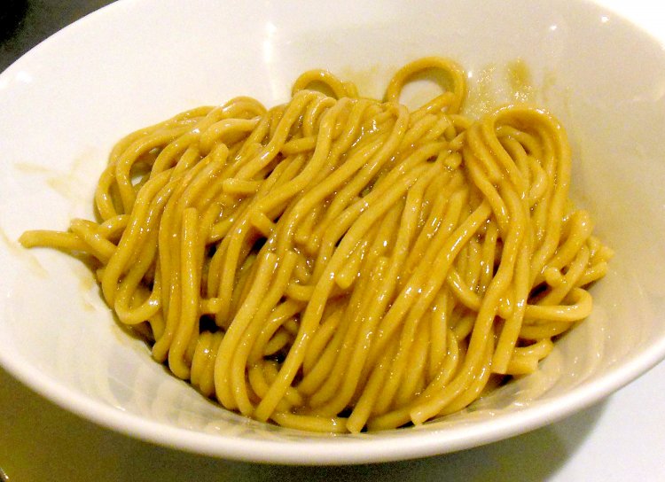 京都の老舗製麺所「麺屋 棣鄂」の特注麺。まぜSOBAには、もっちりした中太麺を使用。