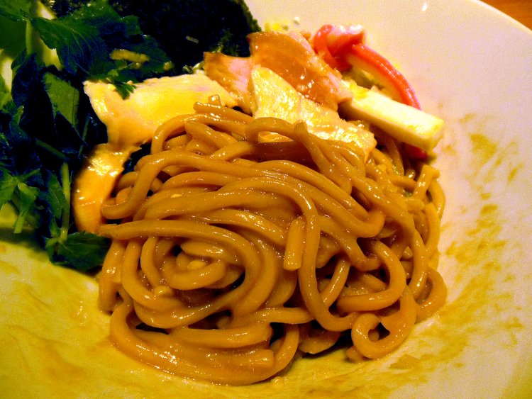 濃厚な黄身をまとった麺は、もっちり感が倍増。この後、味変のお楽しみが待っている！