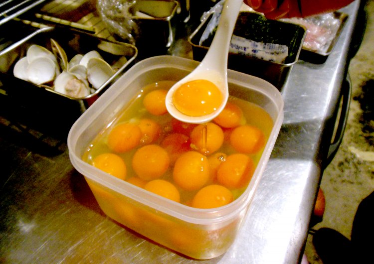 ビタミンEを豊富に含み濃厚な旨味を持つこの卵は、まぜSOBAのほか卵かけご飯300円でいただくことができる。