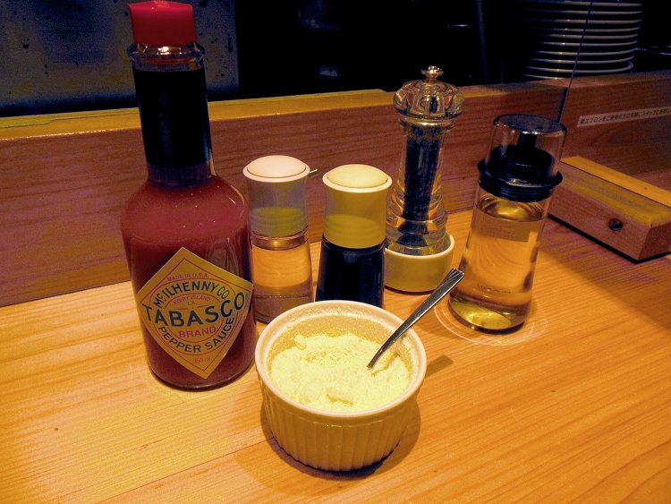 まぜSOBAを注文すると、数種類の味変調味料が用意される。意外な味の組み合わせが見つかるかも？