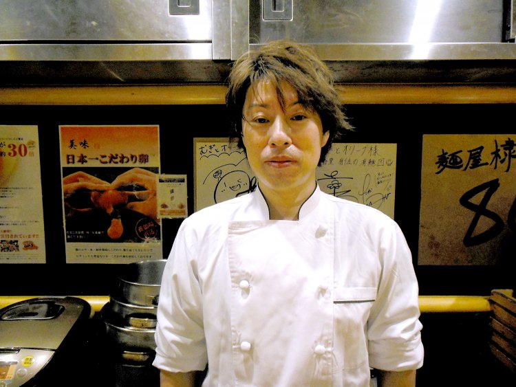 店長の田中悟司さん。イタリアンやフレンチの世界で修業を積んだ腕利きの料理人。