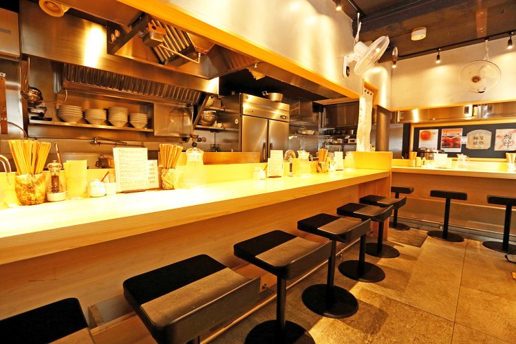 「カジュアルな雰囲気づくりにこだわった」という店内は、カウンターのみ12席。