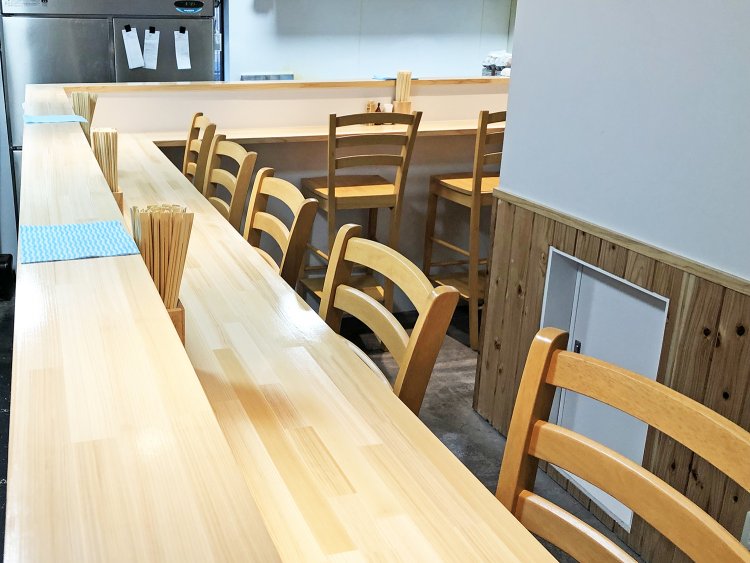 白木のカウンターが奥まで伸びる。