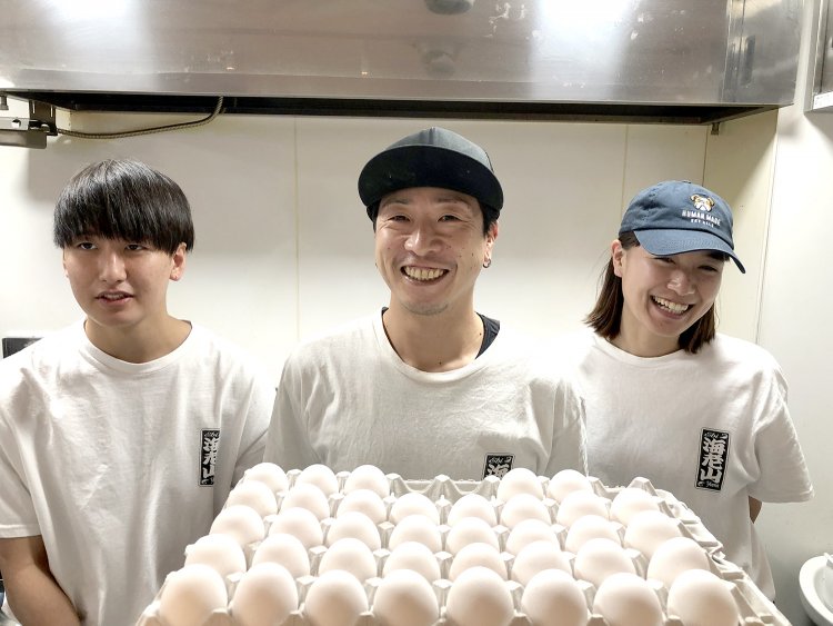 中央が店主の湯川孝則さん。右は店員の新倉唯さん。左は「僕も写真に入っていいんですか」と謙虚な石田翔夢青年。