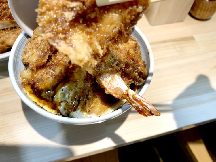 海老かつを持ち上げると、そこにとろとろたまごの層が出現する。