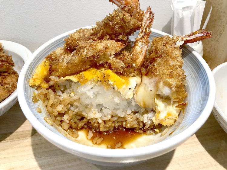 感動の海老かつ丼断面図。最下層のタレ集積層が丼ファンにはたまらない。
