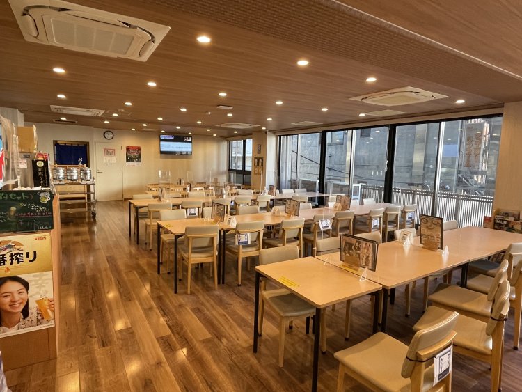 広い食事処で湯上がりのご飯やお酒を。