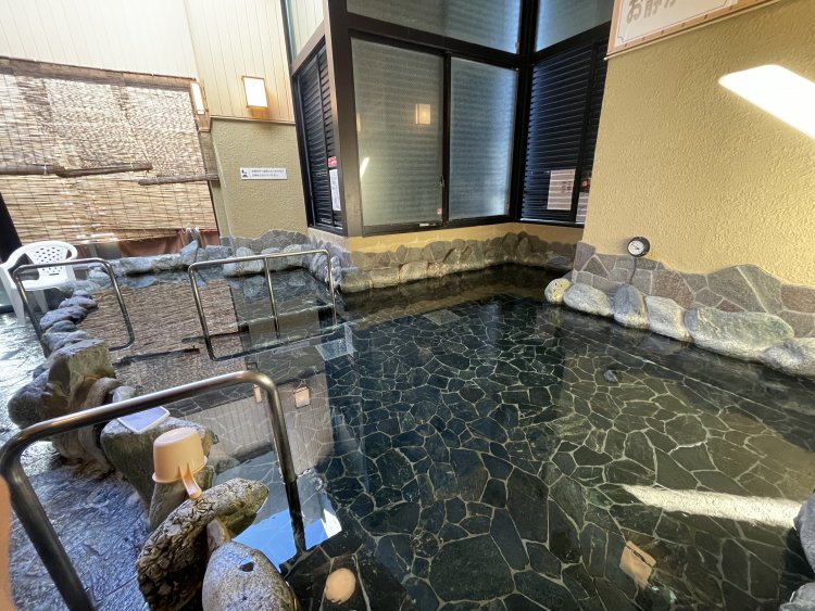 温かい湯に浸かって顔から上は冷たい外気に触れる至福の露天風呂。