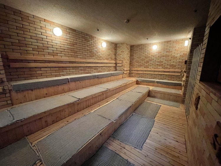 サウナの大きさはまさにスーパー銭湯級。