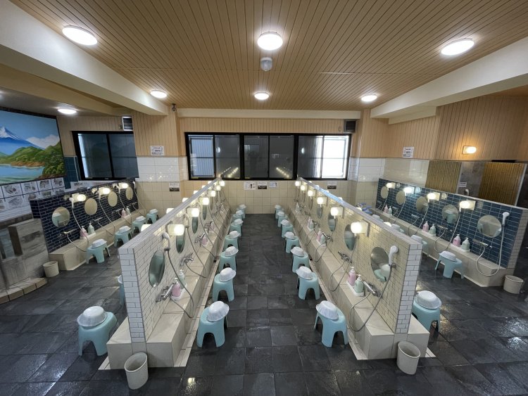 広い洗い場。シャンプーなどのアメニティも完備。