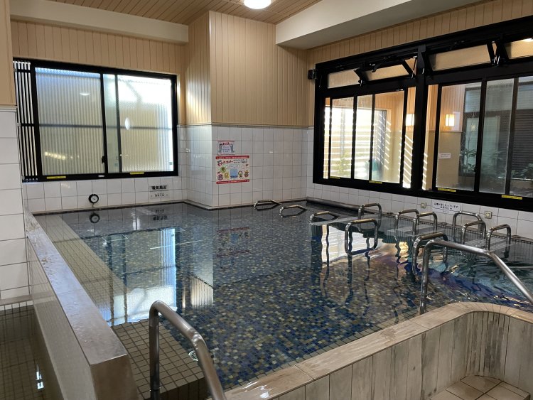 20人は入れそうな大きな浴槽。