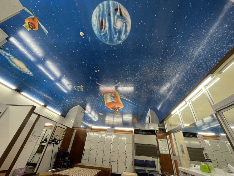 脱衣所の天井一面が宇宙。