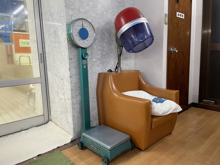 体重計とドライヤーはどちらも現役。