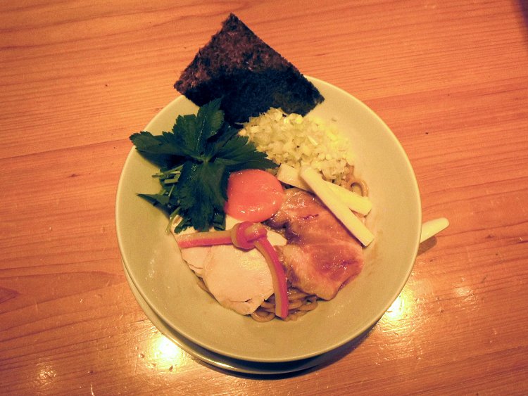 濃厚日本一卵のまぜSOBA950円の麺の量は200g。特製1250円は300g。それぞれプラス100円で100g増量。