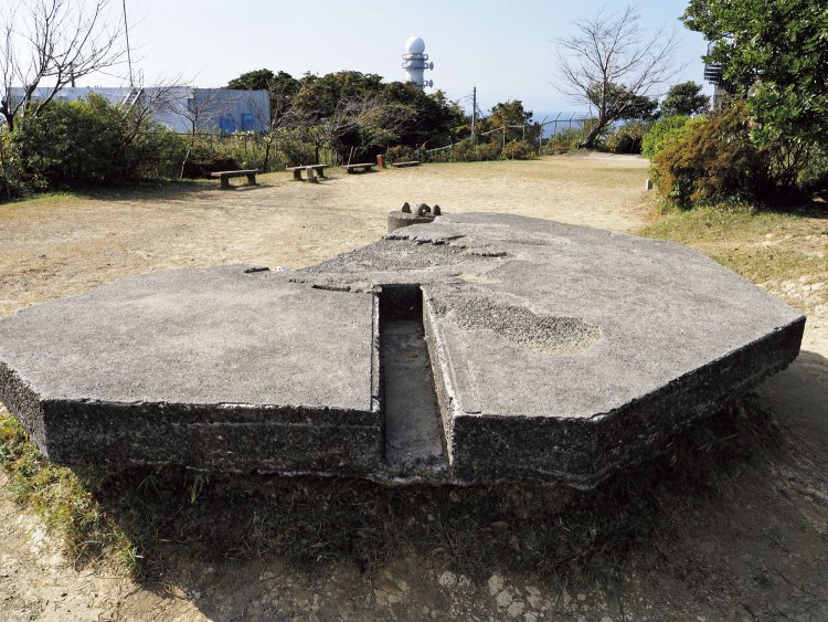 山頂にあるレーダー（電探）の架台の遺構。戦時中には横須賀海軍警備隊の大楠山見張所があった。